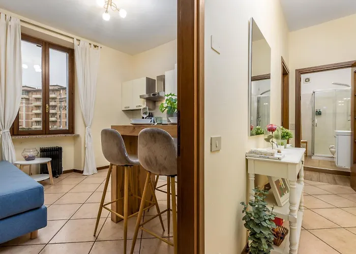 - Near Downtown - Апартаменти